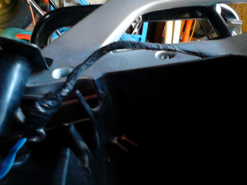 08 Remove auxillary power adapter and ease the cable loom from behind the tool box tray 2